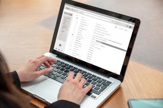 Nach dem Urlaub alle Mails löschen – ist das erlaubt? Nach dem Urlaub alle Mails löschen – ist das erlaubt?